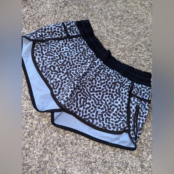 Women’s Lululemon Tracker Short in Ace Spot Tranquil Blue/Black Size 8 - Picture 5 of 15